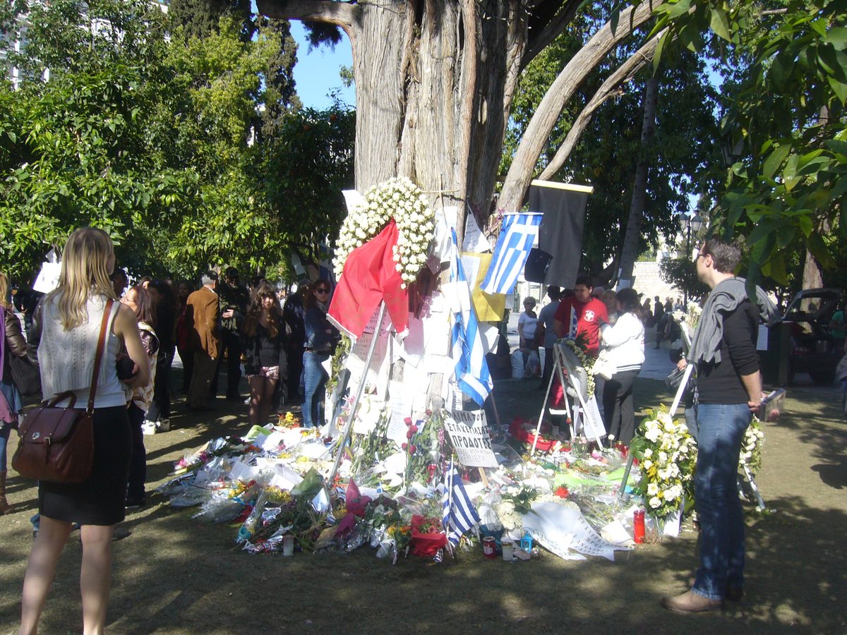 Mémorial spontané au pied de l'arbre de la place Syntagma où Dimitris Christoulas s'est donné la mort, Athènes, avril 2012